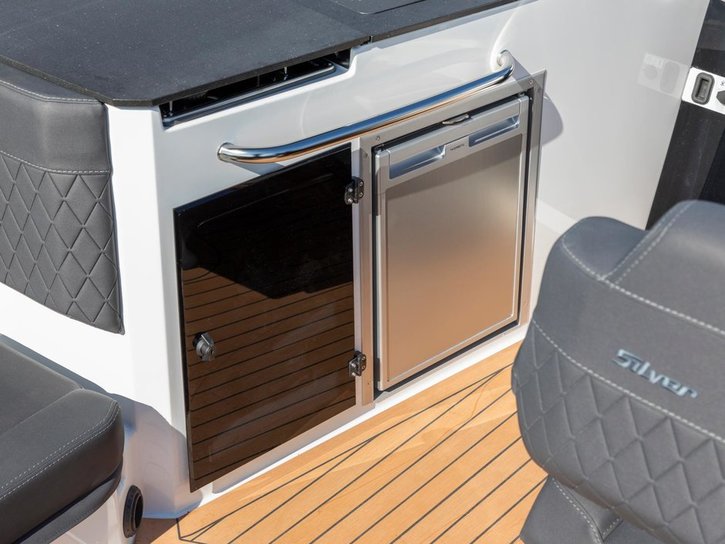 Traditional Refrigerator vs Marine Refrigerator: Why Marine Fridges Are the Best Choice for Boats